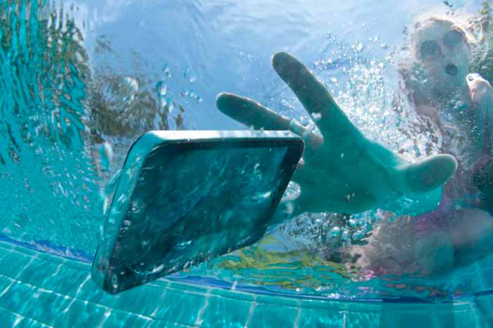 Dropping Phone In Water — passo 1